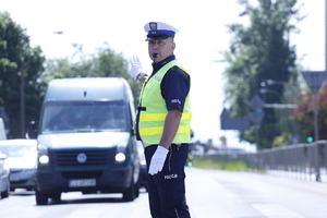 Policjant reguluje ruchem na skrzyżowaniu w Lublinie.