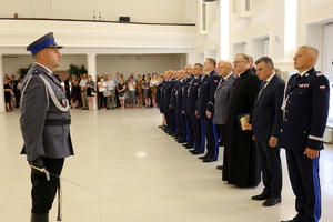 dowódca uroczystości składa meldunek Komendantowi Wojewódzkiemu Policji