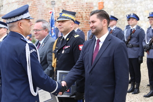 komendant wojewódzki policji w Lublinie wręcza tabliczki z podziękowaniami