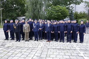 Wspólne zdjęcie nowych funkcjonariuszy z kierownictwem Policji, Straży Granicznej, Straży Pożarnej.