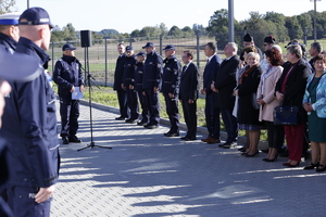 Zgromadzeni goście i funkcjonariusze na uroczystym otwarciu Posterunku Policji w Wojsławicach.