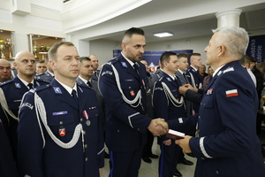 Komendant Wojewódzki Policji w Lublinie nadinspektor Artur Bielecki gratuluje policjantowi odznaczenia za wieloletnią służbę.