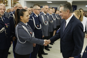 Wojewoda Lubelski Lech Sprawka odznacza policjantkę medalem za wieloletnią służbę.
