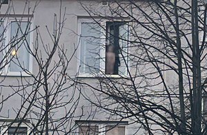 dziecko stojące na paarpecie okiennym