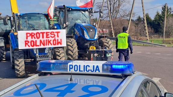 Policjant zabezpiecza protest rolników