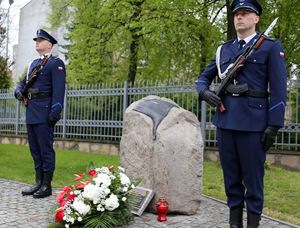 Policjanci z asysty honorowej przy pomniku ofiar funkcjonariuszy z czasów Drugiej Wojny Światowej