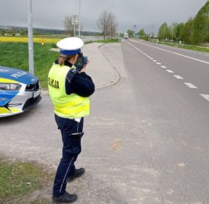 policjantka z miernikiem prędkości na drodze