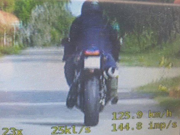 zdjęcie z videorejestratora mężczyzny jadącego na motocyklu