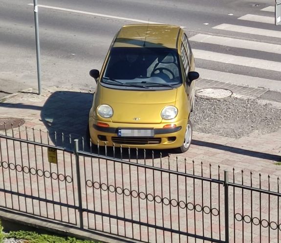 żółty pojazd stojący na chodniku