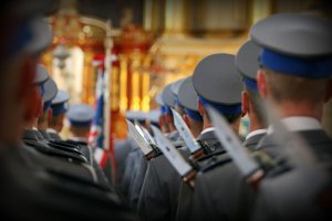 Na zdjęciu widoczni policjanci w czasie mszy w Kościele p.w. Św. Franciszka Ksawerego