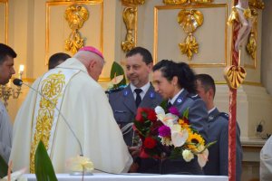 insp. Paweł Dobrodziej dziękuje ks. bp. Ryszard Karpiński - biskup senior archidiecezji lubelskiej