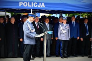 Komendant Wojewódzki Policji w Lublinie przemawia do zgromadzonych w czasie uroczystości.