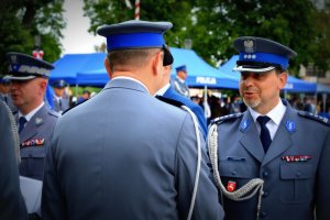Komendant Wojewódzki Policji w Lublinie gratuluje odznaczonym policjantom.