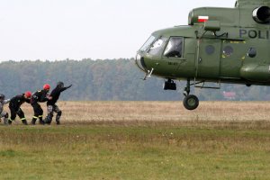 Szkolenie wysokościowe dla funkcjonariuszy pododdziałów antyterrorystycznych z wykorzystaniem śmigłowca MI-8